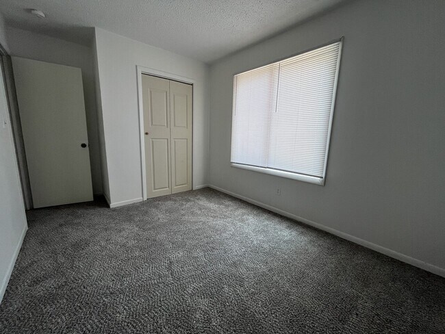 Building Photo - 619 Walnut Ave.