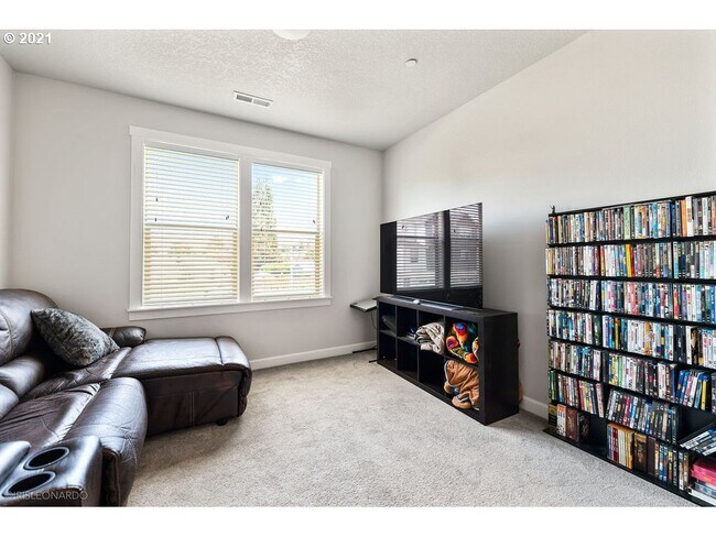 Building Photo - 123 Loganberry Ct