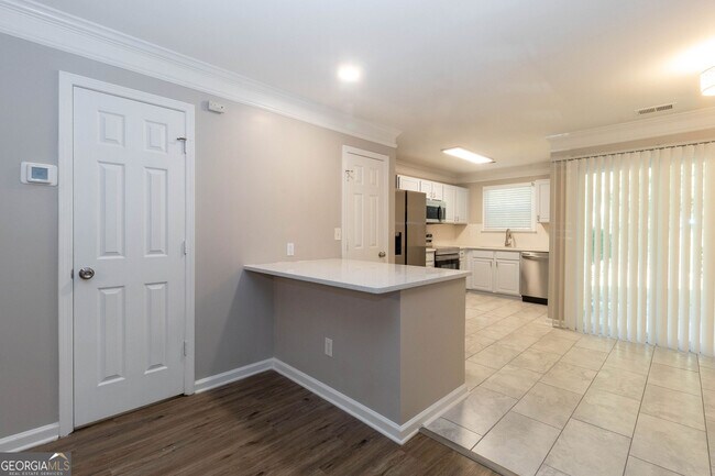 Building Photo - 745 Crestwell Cir