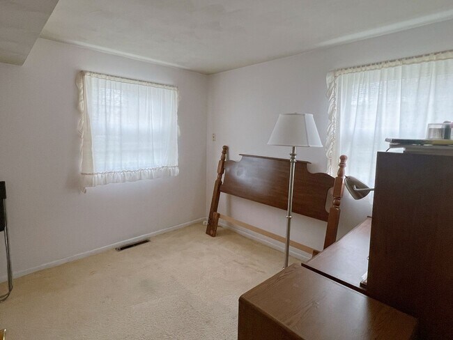 Building Photo - Well-maintained 4-bed, 2-bath Home in the WL School District
