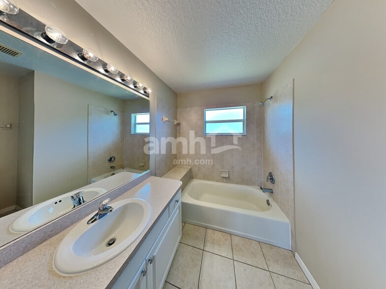 Building Photo - 6228 34th Pl E