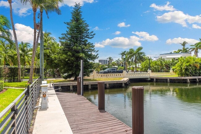 Building Photo - 552 Palm Dr