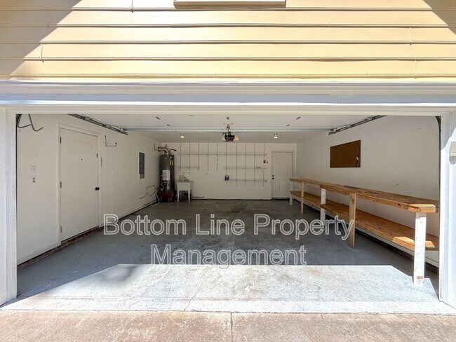 Building Photo - 2321 Heathershire Ln