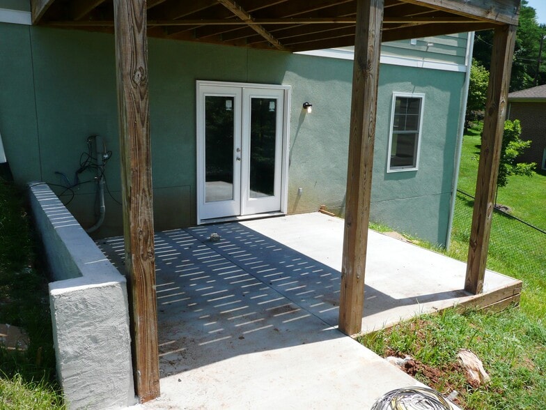 Aprtment Entry and Patio - 710 Palatine Ave