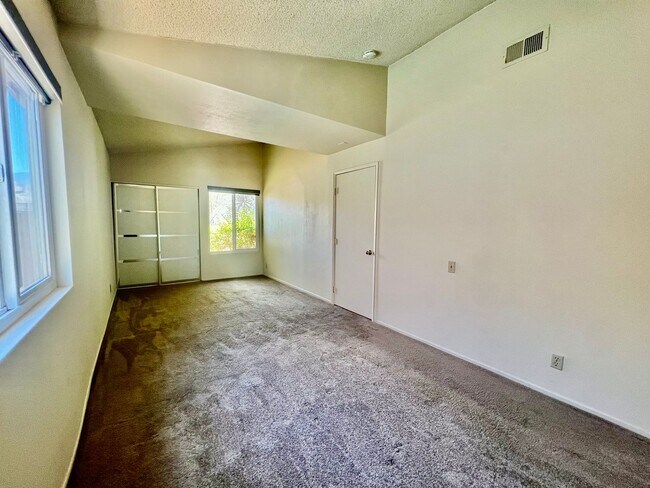 Building Photo - AVAILABLE NOW! 3 Bedroom 2 Bathroom POOL H...
