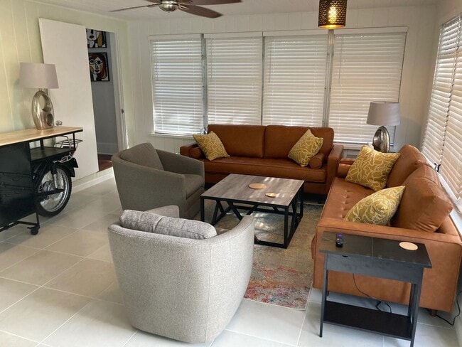 Building Photo - 2408 Hillview St