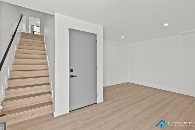 Building Photo - 2821-2822 Avenel St