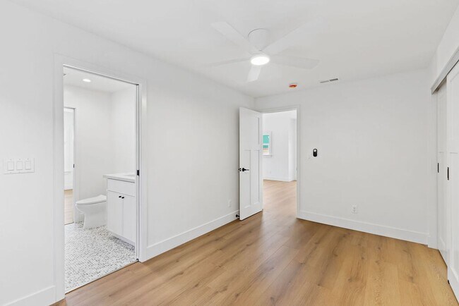 Building Photo - incredible home 3 bedroom, loft