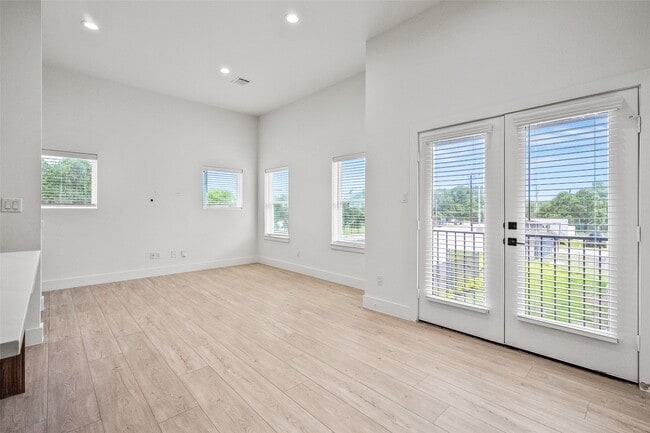 Building Photo - 104 Tolima Dove St