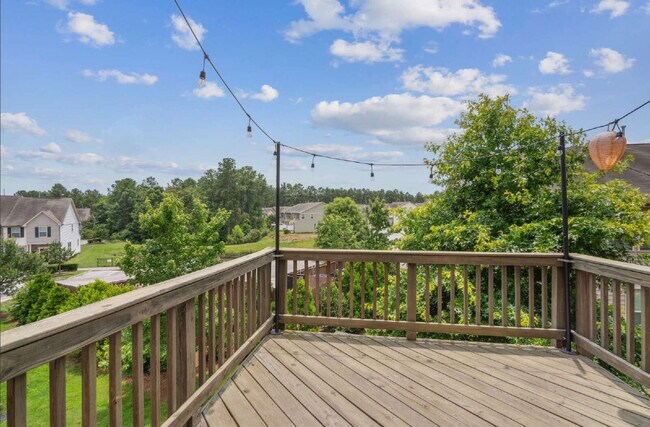 Building Photo - Spacious 3-Bedroom/3.5 Bathroom End-Unit T...