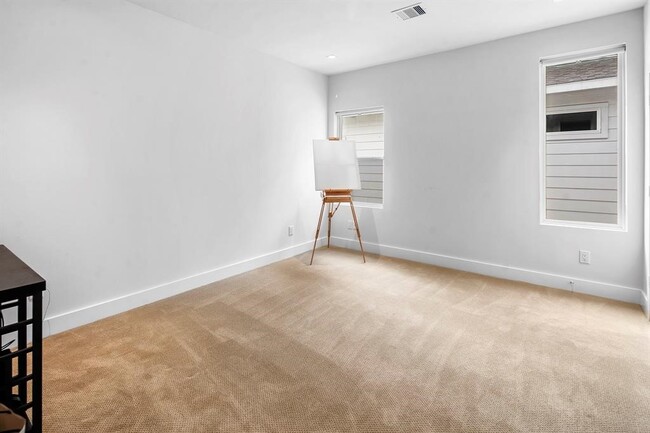 Building Photo - 5511 Paraiso Pl