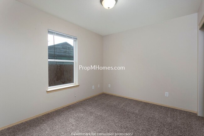 Building Photo - Comfortable 3-Story Townhome in Powellhurs...