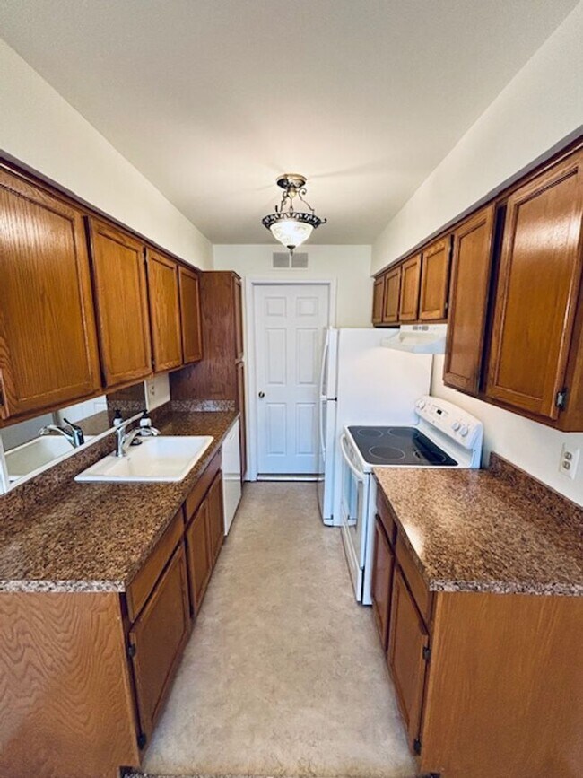 Building Photo - Beautiful 2 bedroom upper condo with 1 car garage, Harrison Township