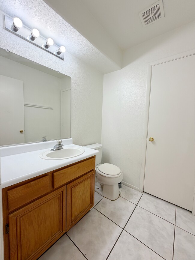 Building Photo - 593 Old W Ct