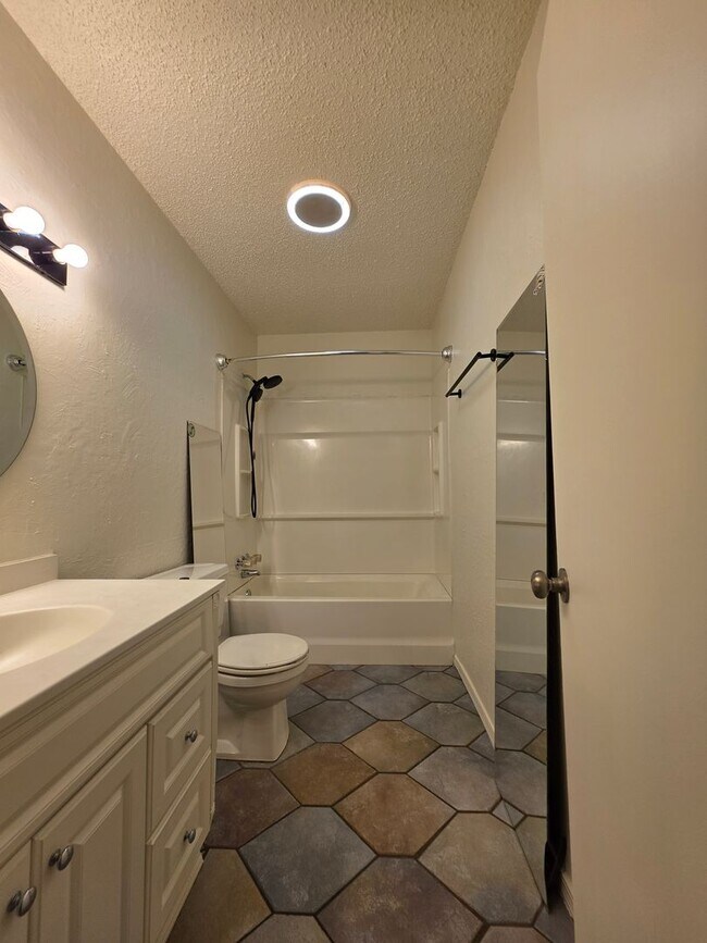 Building Photo - 3 bedroom home in Tecumseh!