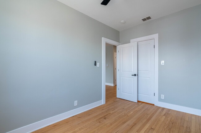 Building Photo - 6239 N Western Ave