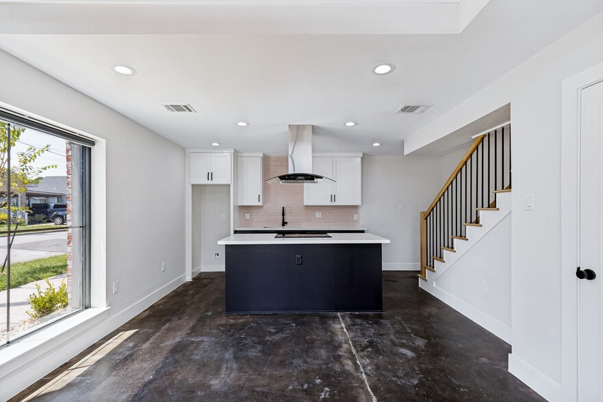 Building Photo - 501 N 67th St