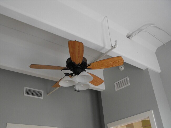 Building Photo - 1661 Riverside Ave