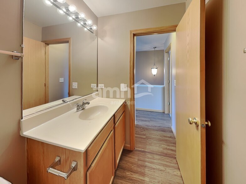 Building Photo - 2419 Paradise Cir