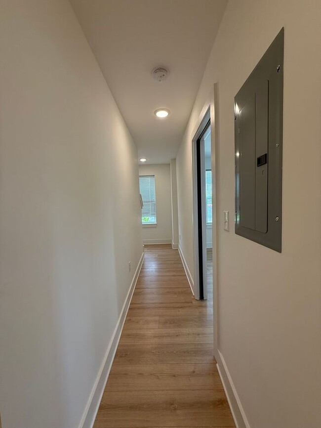 Building Photo - 3 - Level Modern Apartment in East Nashville