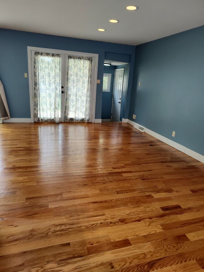 Building Photo - ALL PROSPECTIVE TENANTS MUST SUBMIT A $58 NON-REFUNDABLE APPLICATION FEE PER APPLICANT ONLINE AND...