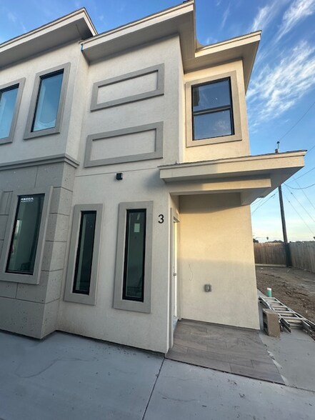 Building Photo - 1117 E Esperanza Ave