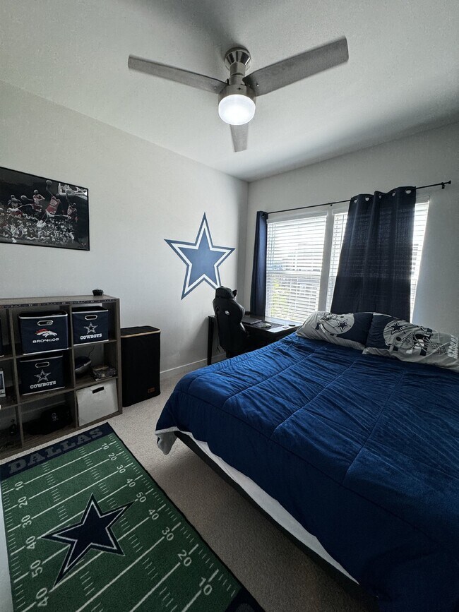 Building Photo - Luxurious 4-Bedroom Townhouse with 3.5 Bat...