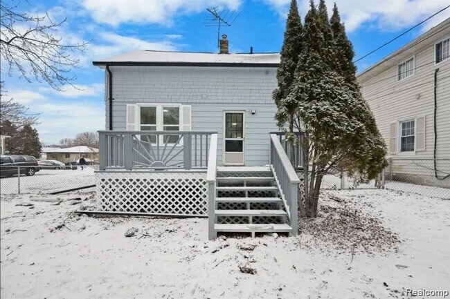 Building Photo - Come see your new home!