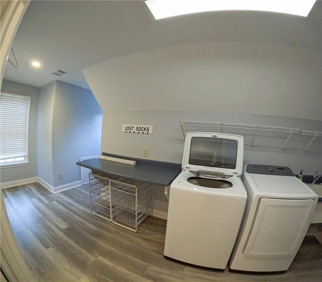 Building Photo - 998 Ferncliff Rd NE