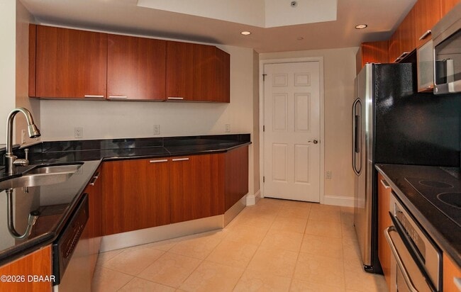 Building Photo - 241 Riverside Dr