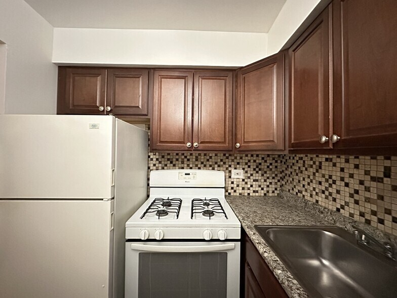 Building Photo - 6830 N Sheridan Rd