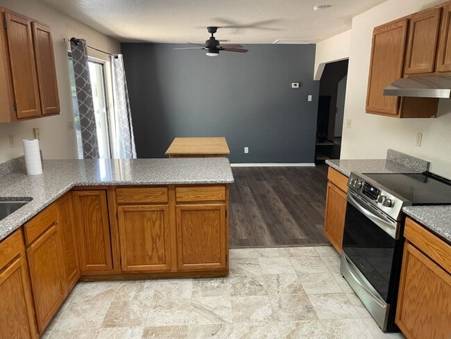 Building Photo - Single family home in the Village of Oak Creek