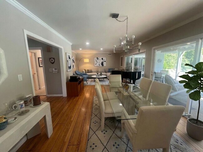 Building Photo - Beautiful One Level, 3 Bedroom, 3 Bathroom Tarzana Pool Home for Lease!