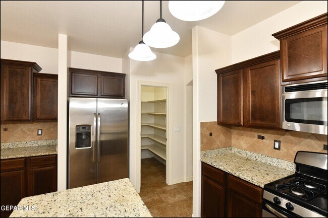 Building Photo - 14309 S Cave Ave
