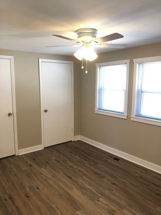 Building Photo - 3 Bedroom cottage overlooking green space ...