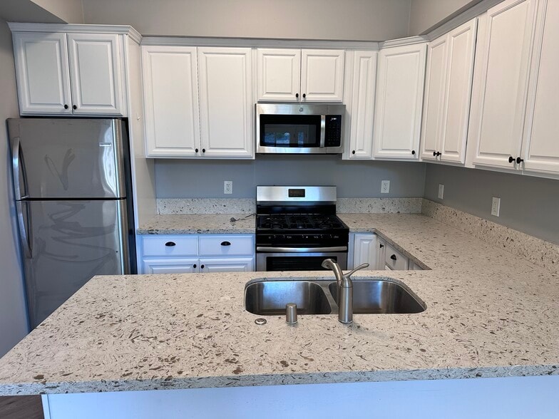 Building Photo - 5371 Topeka Dr