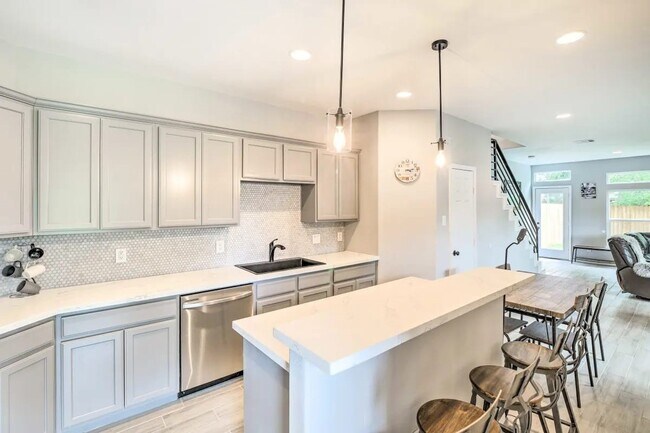 Building Photo - 4909 Sunflower St