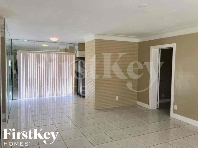 Building Photo - 2840 SW 2nd Ct