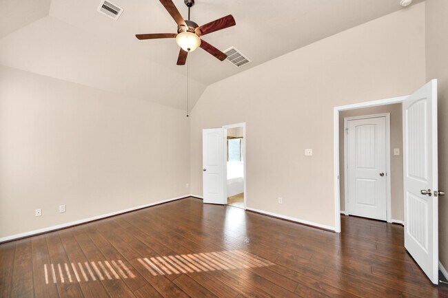 Building Photo - 3115 Lake Dr