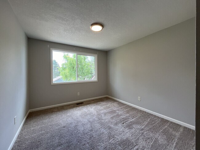 Building Photo - Spacious Milwaukie Home with Bonus Room, Large Fenced Yard and Shed/Workshop