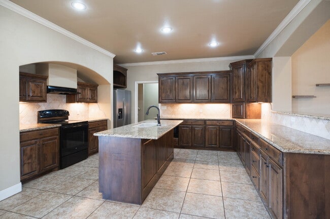 Building Photo - Beautiful 4-Bedroom Home with High Ceilings Available for Summer 2026 Pre-Lease