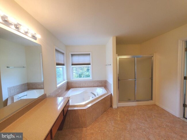Building Photo - 5 Bandcroft Dr