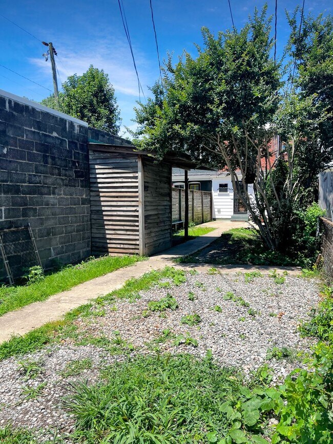 Building Photo - Classic Richmond Row House Steps from Byrd...