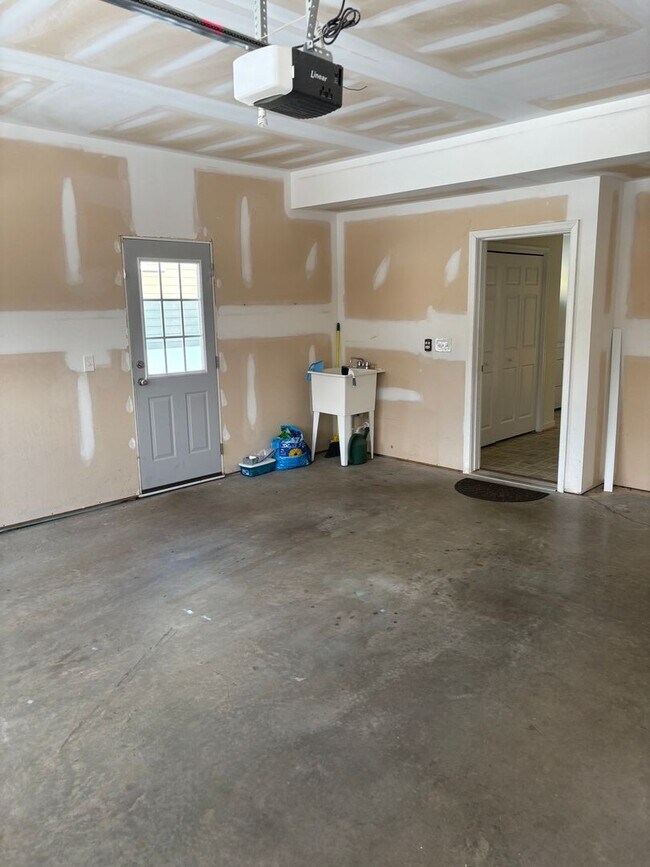 Building Photo - Great Home in Crozet!