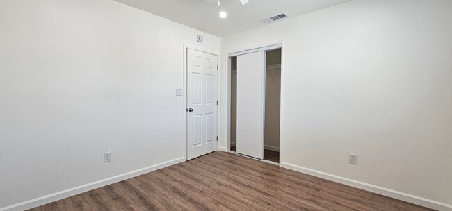 Building Photo - Cape 809