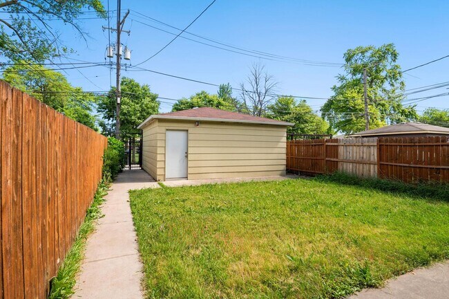 Building Photo - 4446 W Walton St