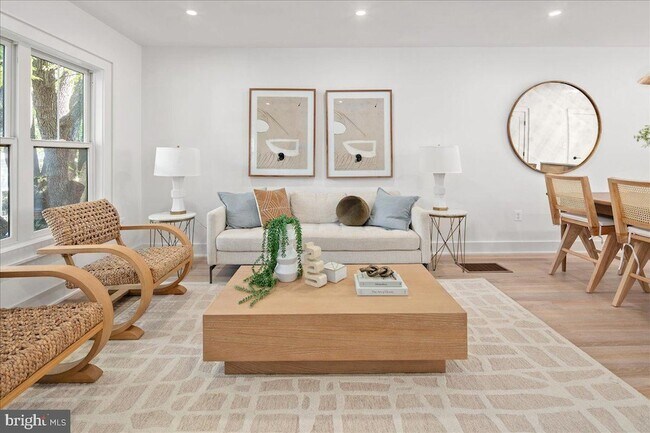 Building Photo - 911 N Irving St