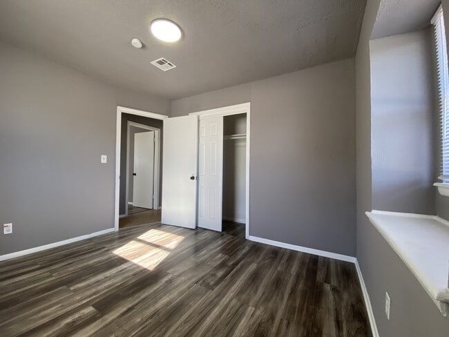 Building Photo - 713 N Dallas Ave