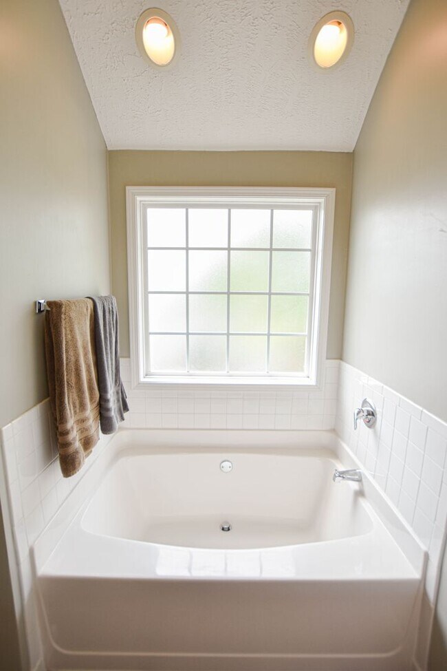 Building Photo - Pet Friendly in Sango!