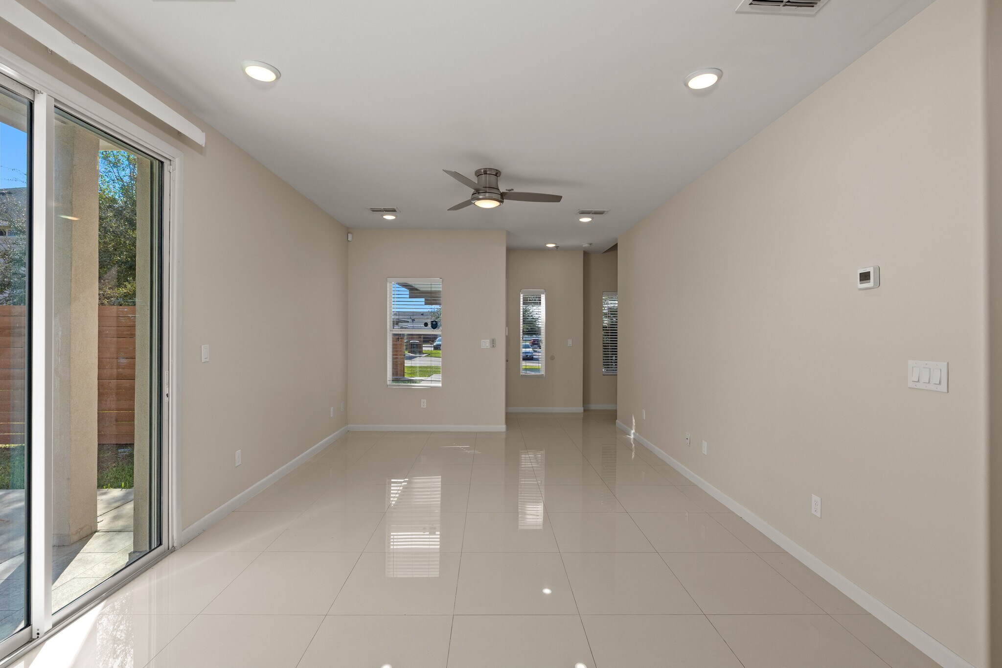 Building Photo - 1021 E La Cantera Ave